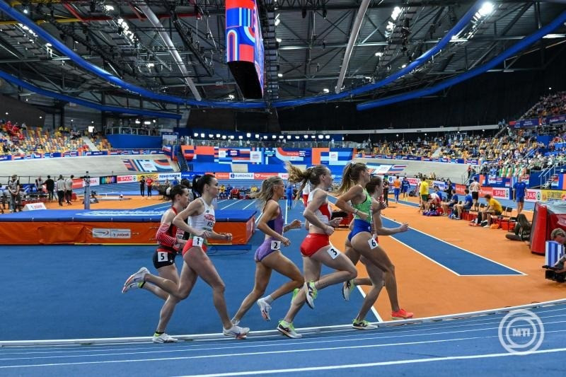 Kéri Bianka (b2) a női 800 méteres síkfutás selejtezőjében az apeldoorni fedettpályás Európa-bajnokságon 2025. március 7-én. MTI/Illyés Tibor