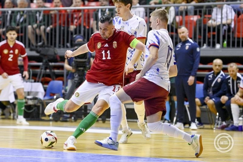 Dróth Zoltán (bal) és a norvég Tobias Schjetne a Magyarország - Norvégia férfi futsal Európa-bajnoki selejtező mérkőzésen a nyíregyházi Continental Arénában 2025.március 7-én. MTI/Czeglédi Zsolt