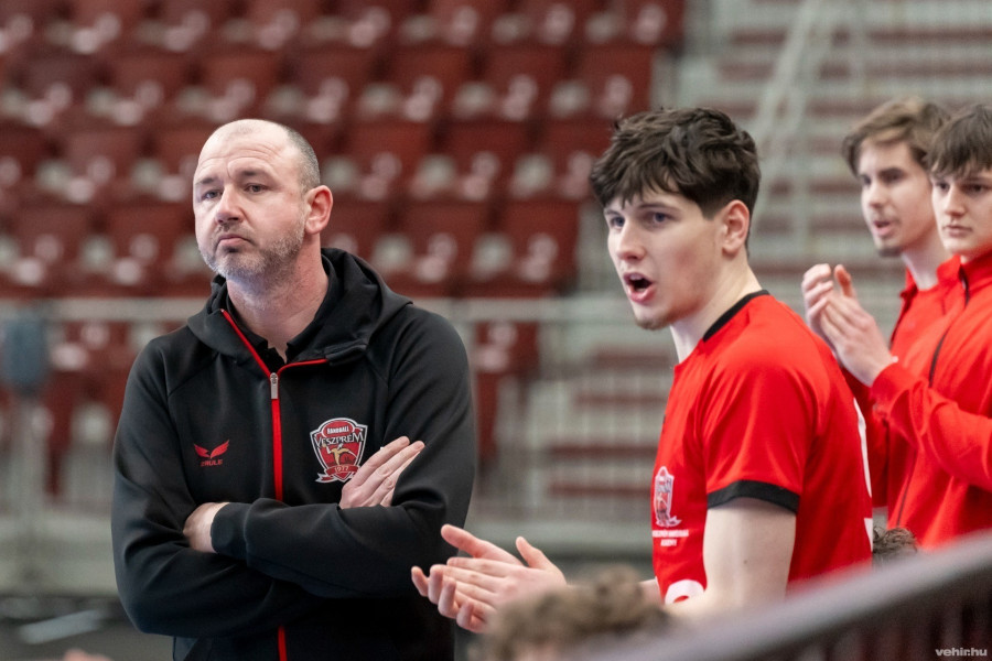 Alulmaradtak a bakonyiak (archív fénykép)