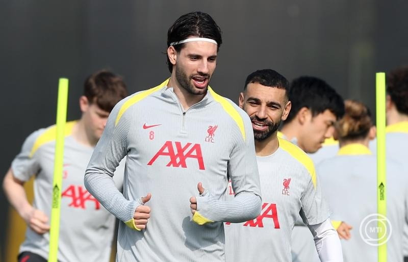 Szoboszlai Dominik (b) és Mohamed Salah, a Liverpool játékosai edzenek a csapattal a Melwood Edzőközpontban 2025. március 10-én. A Liverpool másnap a Paris Saint-Germain ellen játszik a labdarúgó Bajnokok Ligája nyolcaddöntőjének visszavágó mérkőzésén. MTI/EPA/Adam Vaughan