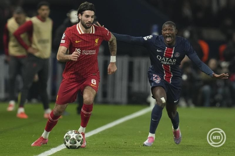 Szoboszlai Dominik, a Liverpool (b) és Nuno Mendes, a Paris Saint-Germain játékosa a labdarúgó Bajnokok Ligája nyolcaddöntőjének Paris Saint-Germain - Liverpool első mérkőzésén Párizsban 2025. március 5-én. MTI/AP/Christophe Ena