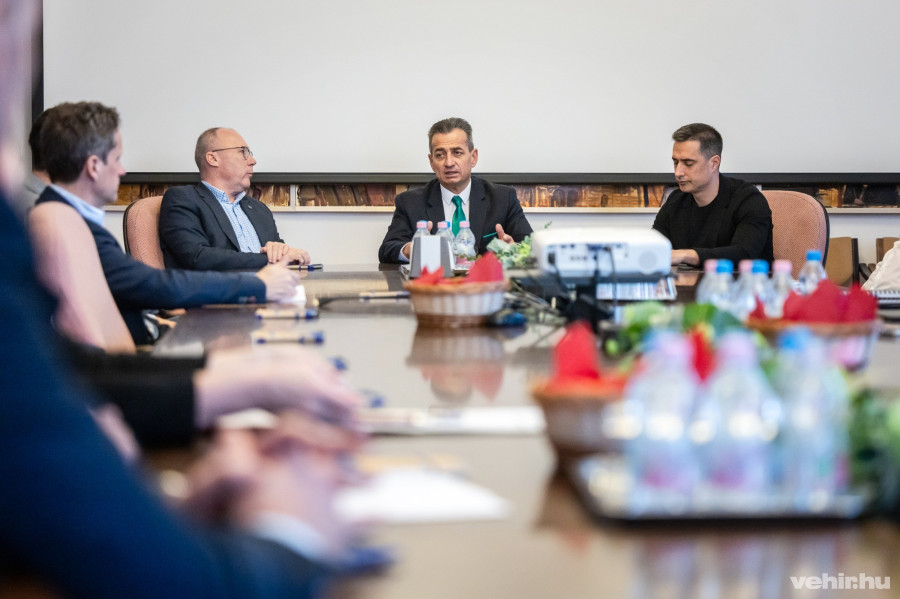 Simon Attila, kamarai elnök, mellette Porga Gyula polgármester (balra) és Ovádi Péter országgyűlési képviselő (jobbra)