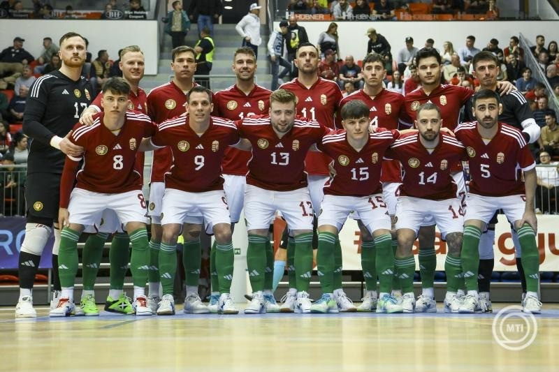 A magyar válogatott tagjai a Magyarország - Norvégia férfi futsal Európa-bajnoki selejtező mérkőzés előtt a nyíregyházi Continental Arénában 2025.március 7-én. A magyar válogatott 4-0-ra nyert. MTI/Czeglédi Zsolt