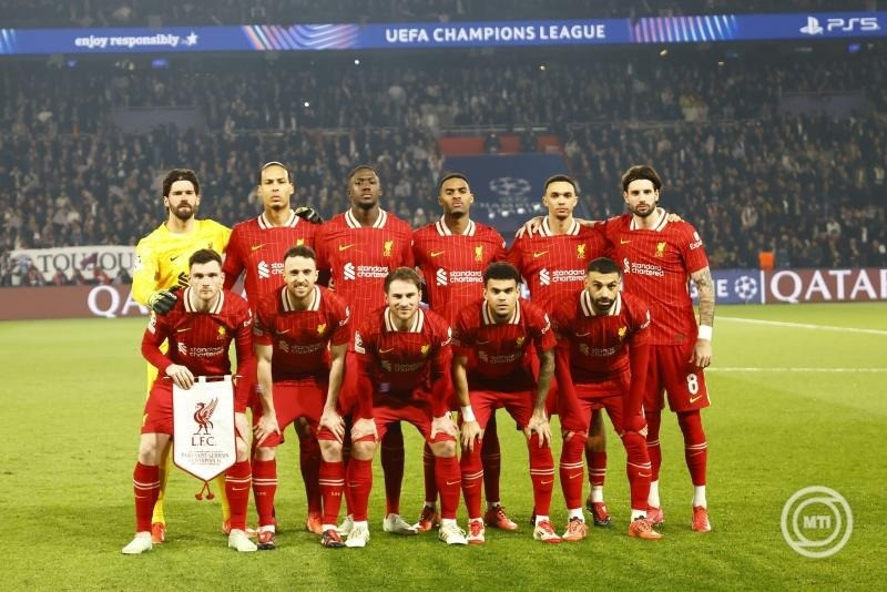 Szoboszlai Dominik, a Liverpool játékosa (második sor, j) csapattársaival a labdarúgó Bajnokok Ligája nyolcaddöntőjének első, Paris Saint-Germain-Liverpool mérkőzése előtt a párizsi Parc des Princes Stadionban 2025. március 5-én. MTI/EPA/Mohamed Badra