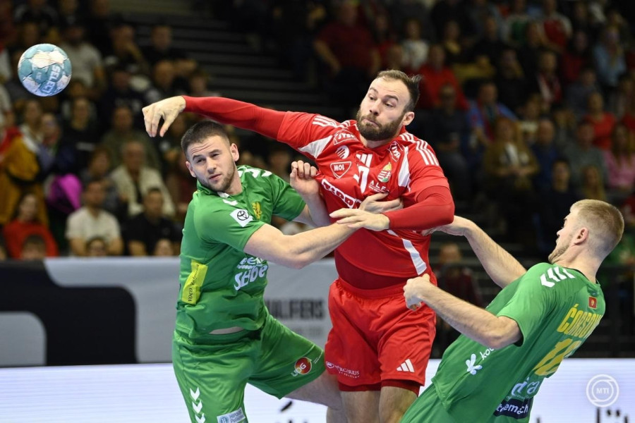 Szita Zoltán (k), valamint a montenegrói Radojica Cepic (b) és Miodrag Corsovic (j) a férfi kézilabda Európa-bajnoki selejtezősorozat 4. fordulójában, a Magyarország - Montenegró mérkőzésen a Tatabányai Multifunkciós Csarnokban 2025. március 16-án. MTI/Bodnár Boglárka