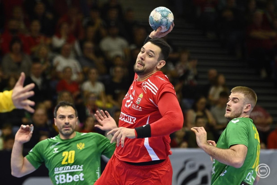 Szita Zoltán (k), valamint a montenegrói Radojica Cepic (b) és Miodrag Corsovic (j) a férfi kézilabda Európa-bajnoki selejtezősorozat 4. fordulójában, a Magyarország - Montenegró mérkőzésen a Tatabányai Multifunkciós Csarnokban 2025. március 16-án. MTI/Bodnár Boglárka
