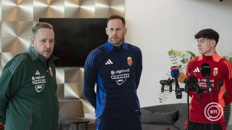 Szabó Gergő, a labdarúgó-válogatott sajtófőnöke (b), mellette Gulácsi Péter kapus (k) és Tóth Alex középpályás az MLSZ Telki Edzőközpontjában tartott sajtótájékoztatón 2025. március 17-én. A magyar csapat a Nemzetek Ligája-osztályozójának első mérkőzésén Törökország ellen játszik Isztambulban március 20-án, majd a visszavágó március 23-án lesz a Puskás Arénában. MTI/Szigetváry Zsolt