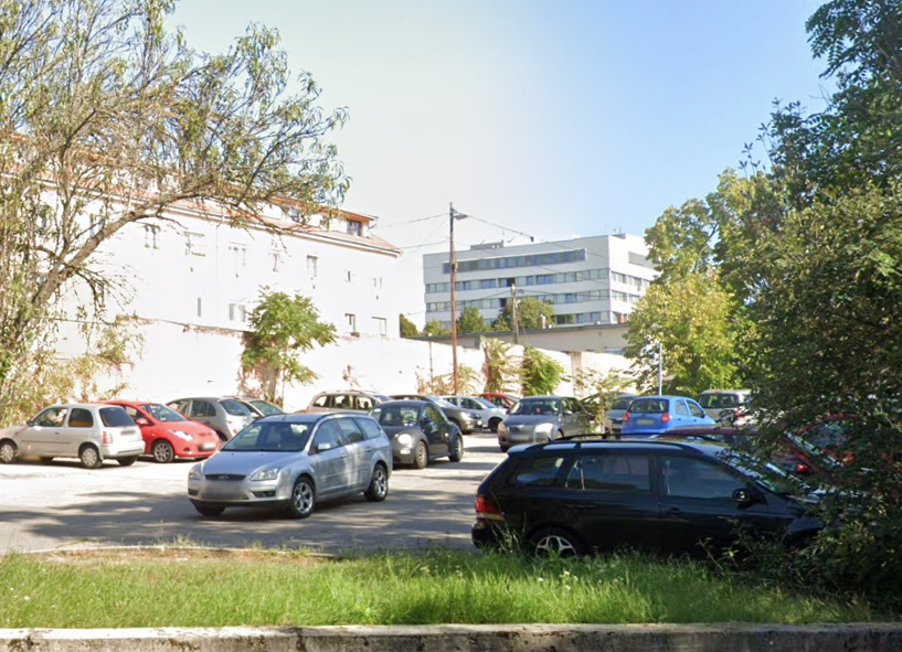 Parkolóház épülhet a vérellátó parkolója helyén (Illusztráció: Google Maps)