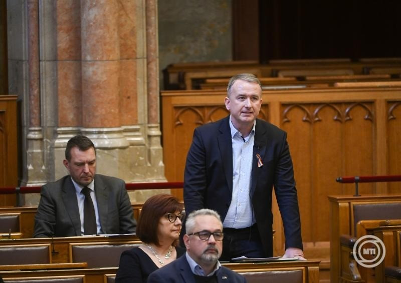 Sebián-Petrovszky László, a DK vezérszónoka (fotó: MTI/Buzák Noémi)