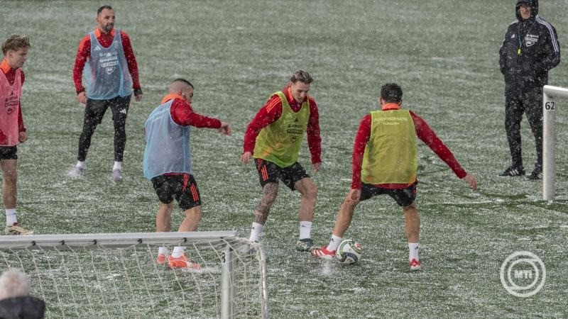 Botka Endre és Szabó Levente (középen b-j) a magyar labdarúgó-válogatott edzésén az MLSZ Telki Edzőközpontjában 2025. március 17-én. A magyar csapat a Nemzetek Ligája-osztályozójának első mérkőzésén Törökország ellen játszik Isztambulban március 20-án, majd a visszavágó március 23-án lesz a Puskás Arénában. MTI/Szigetváry Zsolt