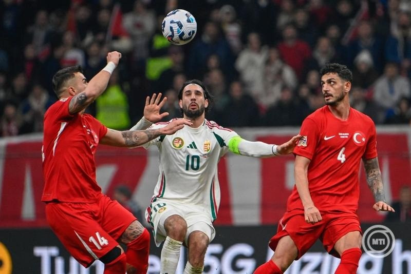 Szoboszlai Dominik (k), a török Abdülkerim Bardakci (b) és Samet Akaydin a labdarúgó Nemzetek Ligája A divíziójának osztályozójában játszott Törökország-Magyarország első mérkőzésen Isztambulban az Ali Sami Yen Sportkomplexumban 2025. március 20-án. MTI/Szigetváry Zsolt