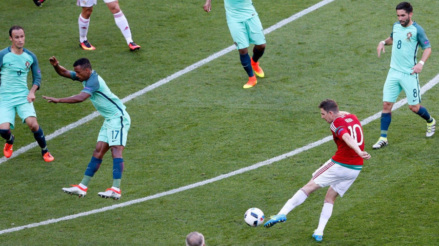 Gera Zoltán (j2) gólt lõ a portugál kapuba a franciaországi labdarúgó Európa-bajnokság F csoportja harmadik fordulójának Magyarország Portugália mérkõzésén a lyoni stadionban 2016. június 22-én. Balról a második: a portugál Nani (17). Fotó: MTI/EPA/Szerhíj Dolzsenko
