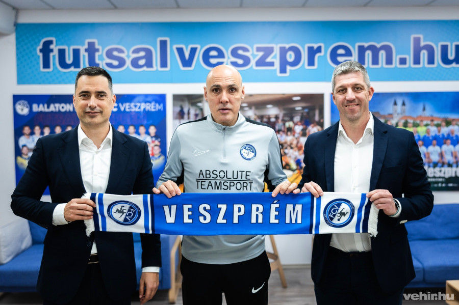 Ovádi Péter elnök, Javi Rodríguez vezetőedző és Rajki Tamás ügyvezető