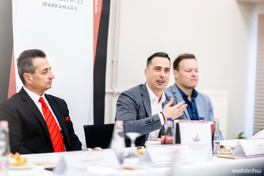 Dr. Simon Attila, Veszprém Vármegyei Kereskedelmi és Iparkamara elnöke, Ovádi Péter, országgyűlési képviselő és Kiss Balázs olimpiai bajnok