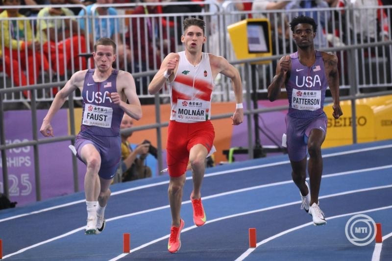 Nancsing, 2025. március 22. A későbbi negyedik helyezett Molnár Attila (b2) a férfi 400 méteres síkfutás döntőjében a nancsingi fedettpályás atlétikai világbajnokságon 2025. március 22-én. Mellette a második helyezett Brian Faust és a hamadik helyen végzett Jacory Patterson (j), amerikai atléták. MTI/Czeglédi Zsolt