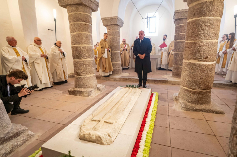 A köztársasági elnök I. András sírjánál (Fotó: Veszprémi Érsekség)