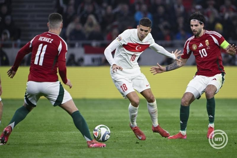 A csapatkapitány arról beszélt a vegyes zónában, hogy az első félidőben a csapatnak több olyan helyzete is volt, amelyekkel - ha bemennek - akár 3-0-ra vezethetett volna a szünetben.  "De úgy gondolom, a szerencséért tenni kell. Az elmúlt években megcsináltuk, tettünk érte, felénk fordult. Most kicsit össze kell kapnia magát a társaságnak, mindenkinek, saját magamat is beleértve és kitalálni nyárra egy olyan "bármit", ami előrevisz minket és a vb-selejtezőkön segíteni fog" - mondta a Liverpool világklasszisa azt hangsúlyozva, hogy olyan játékosokra van szükség, akik negyven év után a világbajnokságon szeretnének szerepelni.  A törökök elleni két meccs legfontosabb tanulsága Szoboszlai számára az, hogy "vissza kell térni ahhoz, amiben a legjobbak vagyunk". "Hogy ez mi, azt pontosan nem tudom megfogalmazni, de stabilitásra van szüksége a csapatnak, hogy mindenki tudja, mi a feladata, hogy küzdjünk minden labdáért és a párharcokból ne vesztesként jöjjünk ki. És akkor a szerencse is mellénk fog állni"  - fogalmazott.  Szoboszlai szerint jó meccseket játszott a Nemzetek Ligája A divíziójában a magyar válogatott.  "Két szezont játszottunk itt, most kiestünk a B-be, de szerintem azt sem gondolta bárki, hogy az első év után bennmaradunk. Azok az emberek, akik azt kívánják, hogy B-ben szerepeljünk, most boldogok, de akkor nem lesznek azok, ha visszajutunk. Vagy akik azt kívánják, hogy ne legyünk ott a vb-n, azok sem lesznek boldogok" - jelentette ki hozzátéve, hogy számára azok voltak az emlékezetes mérkőzések, amelyeken győztek vagy pontot szereztek és boldoggá tudták tenni azokat a szurkolókat, akik minden mérkőzésen mögöttük állnak.  A csapatkapitány gratulált a két újoncnak, Dárdai Bencének és Tóth Alexnek, akik közül utóbbi úgy fogalmazott: felemás érzései vannak a debütálásával kapcsolatban.  "Felemás érzéseim vannak, hiszen nem sikerült bennmaradunk az A divízióban. Örültem, hogy pályára léphettem, de az volt a cél, hogy megfordítsuk a meccset, ez sajnos nem sikerült" - mondta az FTC fiatal középpályása.  Nikitscher Tamás szerint igyekeztek mindent megtenni és nagyon sajnálják a szurkolókat.  "A meccs elején nálunk volt az irányítást, de a labdarúgást gólra játsszák. Sajnáljuk, hogy ez most így alakult" - mondta a Valladolid légiósa.  A magyar labdarúgó-válogatott 3-0-ra kikapott vasárnap a Puskás Arénában a vendég török csapattól, amely így 6-1-es összesítéssel megnyerte a Nemzetek Ligája élvonalbeli tagságáért rendezett párharcot.