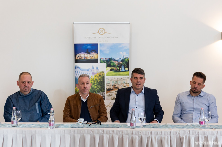 Sárközi Ákos és Szücs Balázs középen, mellettük balra Holczer László, a Malomkert séfje és Makovics Ádám, üzletvezető