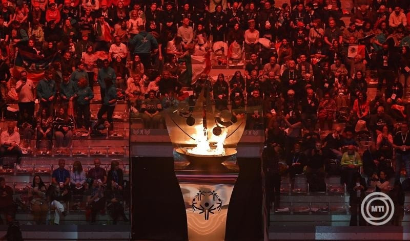 Fellobban az olimpiai láng a 12. Speciális Olimpia Téli Világjátékok megnyitóünnepségén a torinói Inalpi Arénában 2025. március 8-án. Magyarországot egy kilenc sportolót és tizenegy kísérőt magában foglaló, húszfős csapat képviseli a március 15-ig tartó rendezvényen, amelyen 101 ország csaknem 1500 sportolója versenyez Torinóban, Pragelatóban, Sestrierében és Bardonecchiában. Az értelmi fogyatékossággal élő és tanulásban akadályozott sportolók seregszemléjét négyévente rendezik meg. MTI/EPA/ANSA/Alessandro Di Marco