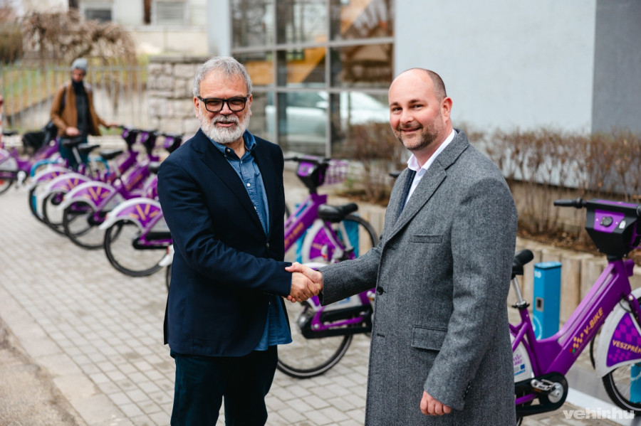 A város és az egyetem újabb együttműködését Muraközy Péter alpolgármester és Csillag Zsolt kancellár közösen adták át