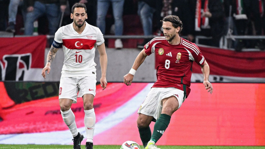 Vécsei Bálint (j) és a török Hakan Calhanoglu a labdarúgó Nemzetek Ligája A divíziójának osztályozójában játszott Magyarország - Törökország visszavágó mérkõzésen a budapesti Puskás Arénában 2025. március 23-án.MTI/Illyés Tibor