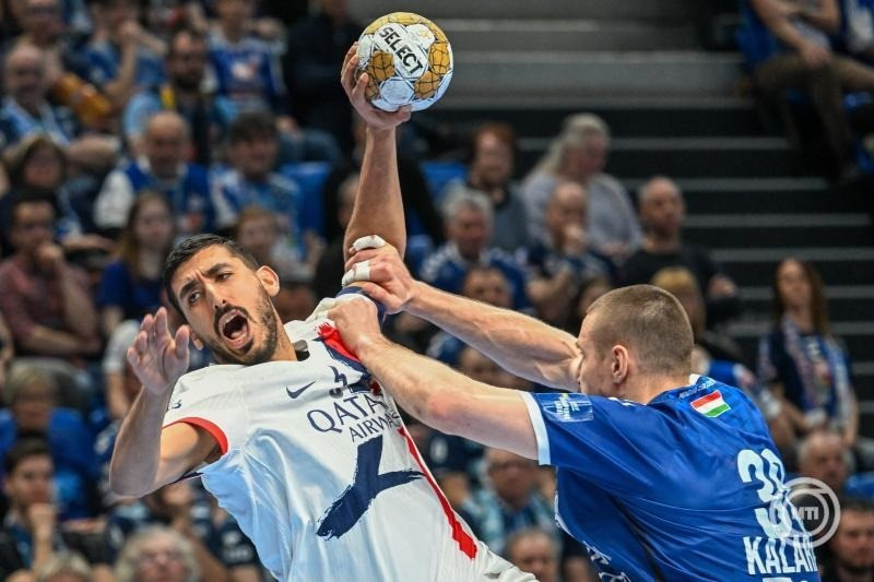 Gleb Kalarash (j), a Szeged és Jahja Omar, a Paris Saint-Germain játékosa a férfi kézilabda Bajnokok Ligájában a negyeddöntőbe jutásért játszott, OTP Bank-Pick Szeged-Paris Saint-Germain első mérkőzésen a szegedi Pick Arénában 2025. március 27-én. MTI/Illyés Tibor