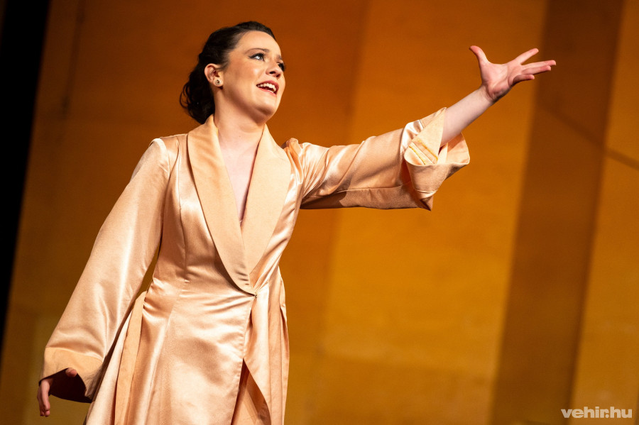 Annie szerepében Magashegyi Nóra