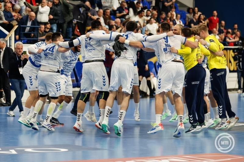 A Szeged játékosai, miután 35-25-re győztek a férfi kézilabda Bajnokok Ligájának negyeddöntőbe jutásáért játszott OTP Bank-Pick Szeged-Paris Saint-Germain visszavágó mérkőzésen 2025. április 3-án. A Szeged 65-56-os összesítéssel továbbjutott. MTI/EPA/Mohamed Badra