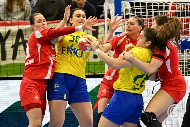 Kuczora Csenge (b), Papp Nikoletta (j3) és Füzi-Tóvizi Petra (j), valamint a brazil Marcela Arounian (b2) és Micaela Rodrigues (j2) a Magyarország - Brazília barátságos női kézilabda-mérkőzésen a Tatabányai Multifunkciós Csarnokban 2025. április 10-én. MTI/Illyés Tibor