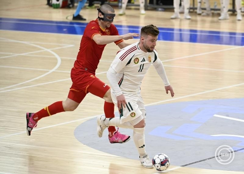Rutai Balázs (j) és a montenegrói Nemanja Nikolic a Montenegró-Magyarország férfi futsal Európa-bajnoki selejtező mérkőzésen Podgoricában 2025. április 10-én. MTI/Bodnár Boglárka