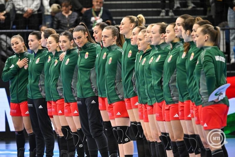 A magyar válogatott a Magyarország - Brazília barátságos női kézilabda-mérkőzés kezdete előtt a Tatabányai Multifunkciós Csarnokban 2025. április 10-én. MTI/Illyés Tibor