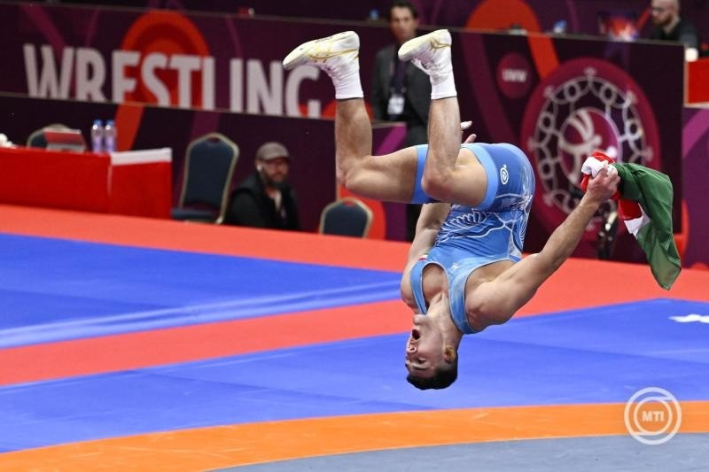 Losonczi Dávid ünnepel, miután legyőzte a bolgár Szemen Novikovot birkózó Európa-bajnokság férfi kötöttfogású 87 kilogrammos súlycsoportjának döntőjében a szlovákiai Somorján 2025. április 12-én. /MTI/TASR/Michal Svítok