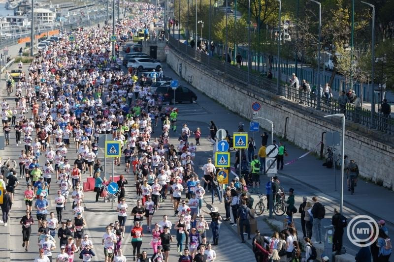 A 40. Telekom Vivicittá futófesztivál félmaratoni versenyének mezőnye a Carl Lutz rakparton 2024. április 13-án. MTI/Kocsis Zoltán