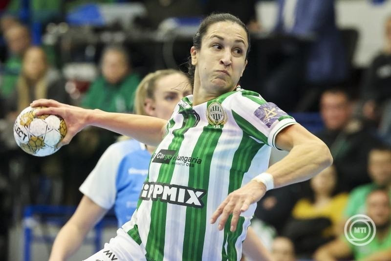 A ferencvárosi Andrea Lekic (j) a női kézilabda Bajnokok Ligája csoportkörének 8. fordulójában játszott FTC-Rail Cargo Hungaria - CSM Bucuresti mérkőzésén az Érd Arénában 2024. november 17-én. MTI/Hegedüs Róbert