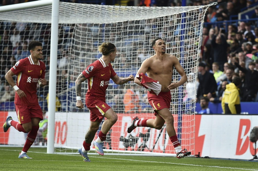 Trent Alexander-Arnold, a Liverpool játékosa (j) ünnepel, miután megszerezte csapata elsõ gólját az angol elsõ osztályú labdarúgó-bajnokság Leicester City-Liverpool mérkõzésén a leicesteri King Power stadionban 2025. április 20-án. MTI/AP/Rui Vieira