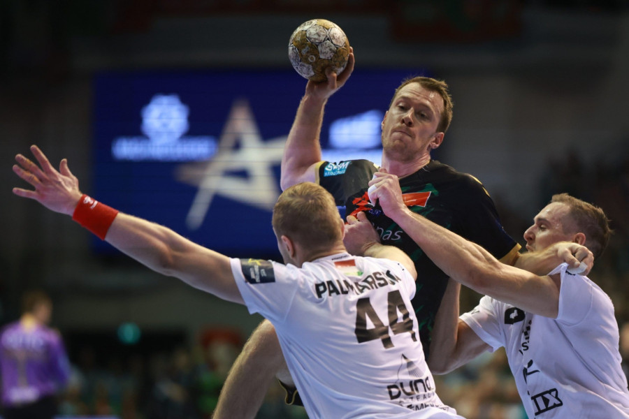 Felix Claar, a Magdeburg (k), valamint Aron Pálmarsson (b) és Ligetvári Patrik, a Veszprém játékosa a férfi kézilabda Bajnokok Ligája SC Magdeburg-One Veszprém negyeddöntőjének első mérkőzésén Magdeburgban 2025. április 23-án. MTI/EPA/Clemens Bilan