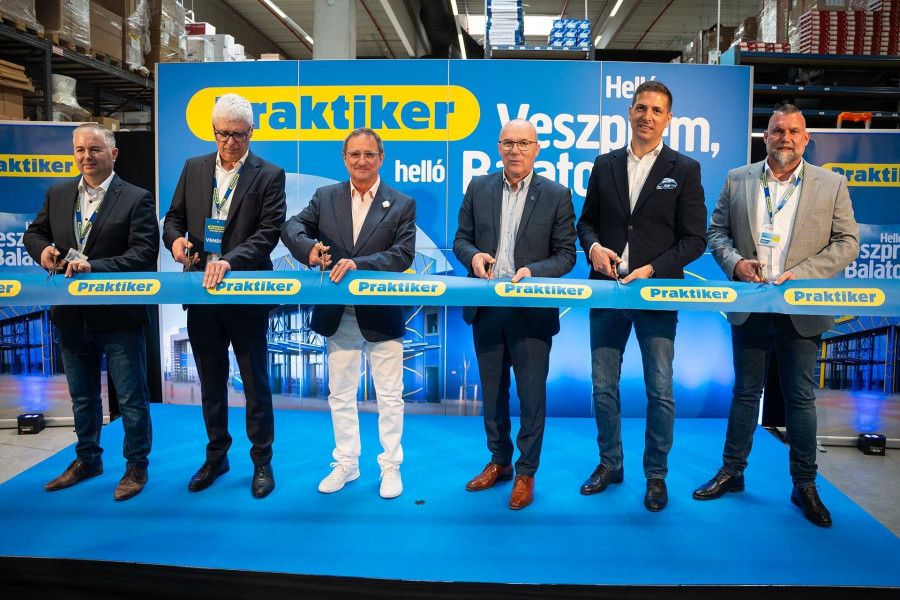 A képen baról jobbra: Dorogi János, a Praktiker értékesítési és operációs igazgatója, Mező Gyula, a Wallis Asset Management Zrt. vezérigazgatója, Veres Tibor, a Wallis Asset Management Zrt. Igazgatóságának elnöke, a Wallis Csoport alapítója, Porga Gyula, Veszprém város polgármestere, Flórián László, a Praktiker ügyvezető igazgatója, Péterfay Norbert, a Praktiker veszprémi áruházának vezetője