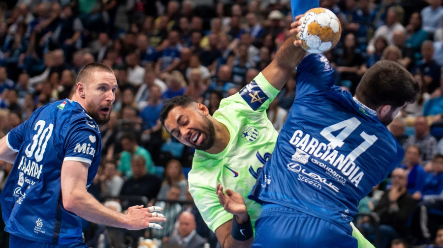 A barcelonai Melvyn Richardson (b2), valamint a szegedi Gleb Kalarash (b) és Imanol Garciandia Alustiza (j) a kézilabda férfi Bajnokok Ligája, negyeddöntőjében játszott OTP Bank-Pick Szeged - Barcelona mérkőzésen a szegedi Pick Arénában 2025. április 24-én. MTI/Ujvári Sándor