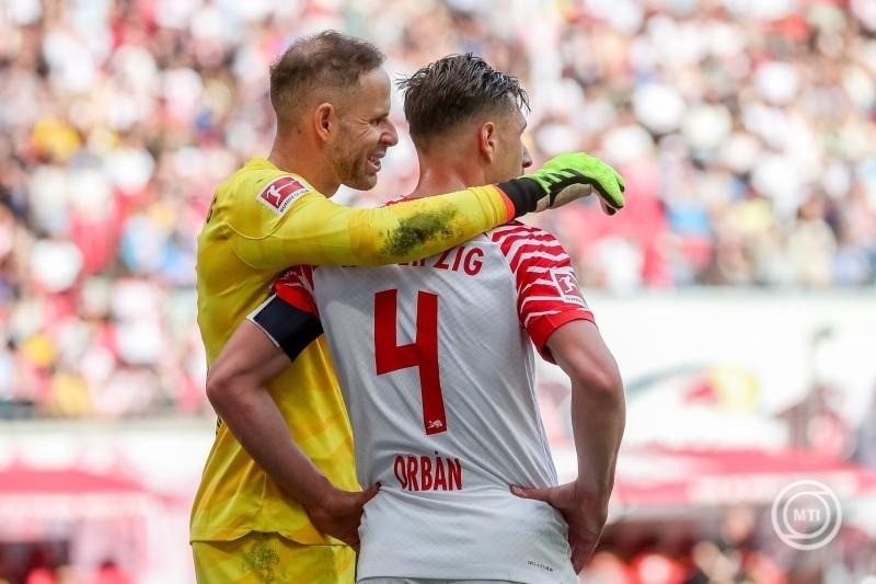Gulácsi Péter, az RB Leipzig kapusa (b) és csapattársa, Willi Orbán a német első osztályú labdarúgó-bajnokság RB Leipzig-Borussia Dortmund mérkőzésén Lipcsében 2024. április 27-én. MTI/EPA/Martin Divisek