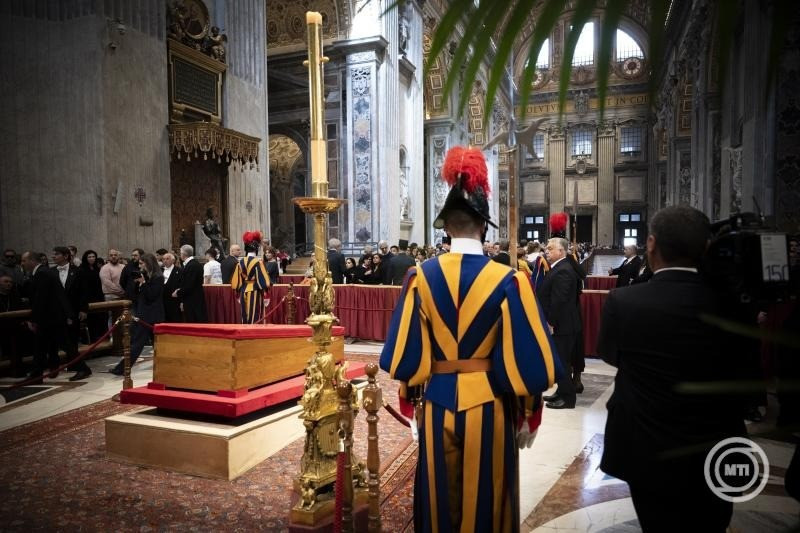  A Miniszterelnöki Kommunikációs Főosztály által közreadott képen Orbán Viktor miniszterelnök (j) lerója kegyeletét Ferenc pápa ravatalánál a Szent Péter-bazilikában, Vatikánvárosban 2025. április 25-én. A római katolikus egyházfő húsvéthétfőn, április 21-én, 88 éves korában hunyt el. MTI/Miniszterelnöki Kommunikációs Főosztály/Benko Vivien Cher