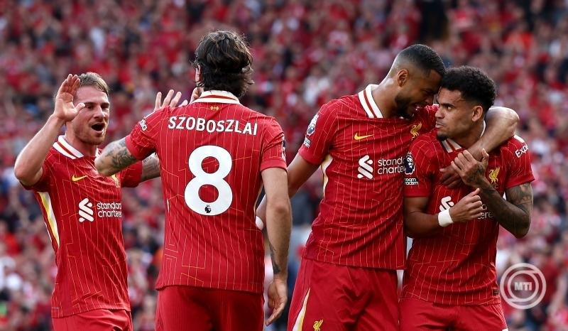 Szoboszlai Dominik, a Liverpool játékosa (b2) ünnepli csapattársaival Luis Diaz (j) egyenlítő gólját az angol első osztályú labdarúgó-bajnokságban játszott Liverpool-Tottenham Hotspur mérkőzésen Liverpoolban 2025. április 27-én. MTI/EPA/Adam Vaughan