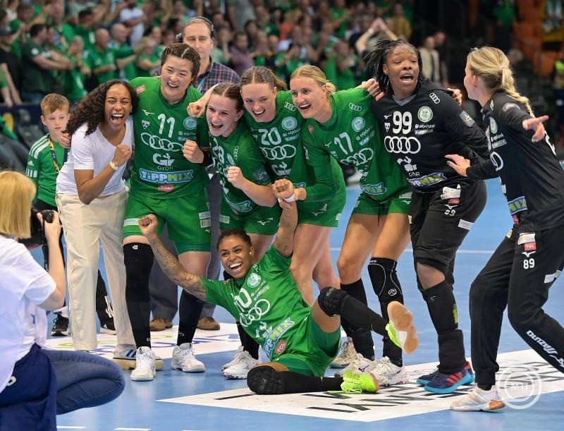 A Győri ETO játékosai, miután 29-22-re nyertek a HB Ludwigsburg ellen a női kézilabda Bajnokok Ligája negyeddöntőjében az Audi Aréna Győr sportcsarnokban 2025. április 26-án. MTI/Krizsán Csaba