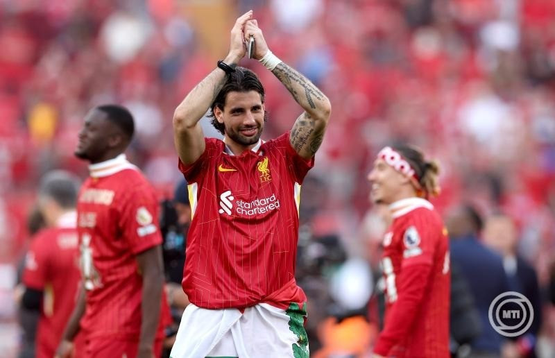 Szoboszlai Dominik, a Liverpool játékosa ünnepel az angol első osztályú labdarúgó-bajnokság 32. fordulójában játszott Liverpool FC-Tottenham Hotspur mérkőzés végén Liverpoolban 2025. április 27-én. A Liverpool 5-1-re győzött, és ezzel biztosította magának a bajnoki cím megszerzését a torna vége előtt négy fordulóval. MTI/EPA/Adam Vaughan