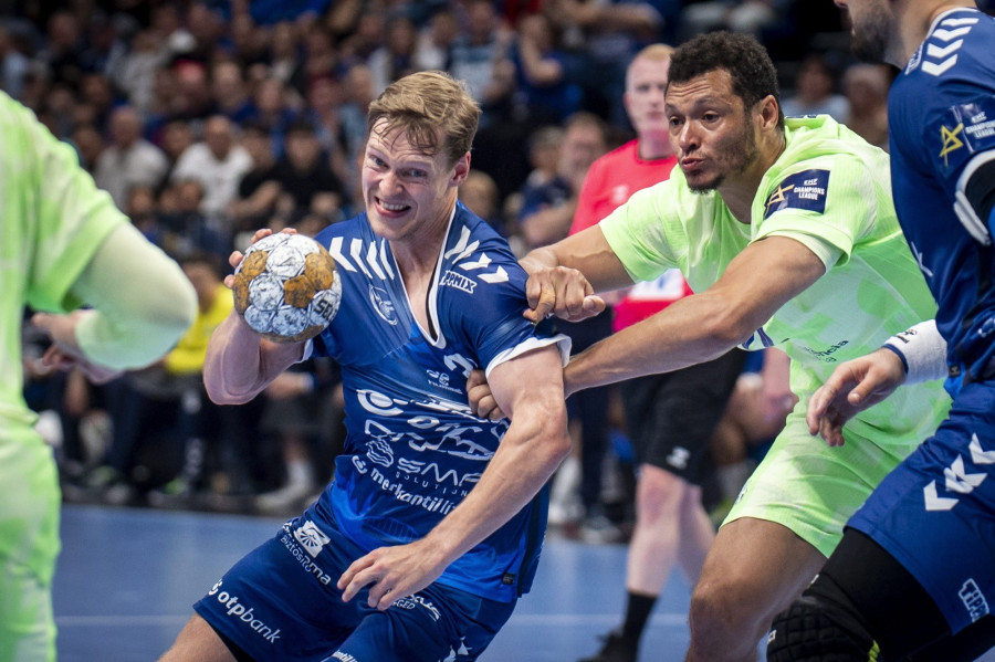 Janus Dadi Smarason (b2), a Szeged és Thiagus dos Santos, a Barcelona (j) játékosa a kézilabda férfi Bajnokok Ligája negyeddöntõjében játszott OTP Bank-Pick Szeged - Barcelona mérkõzésen a szegedi Pick Arénában 2025. április 24-én. MTI/Ujvári Sándor