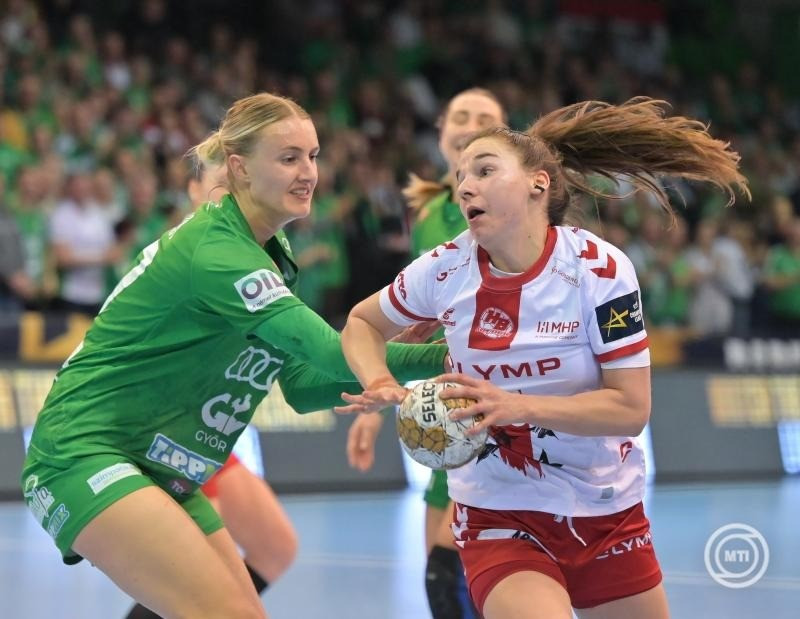 Kelly Dulfer (b), a Győri ETO és Faluvégi Dorottya (j), a HB Ludwigsburg játékosa a női kézilabda Bajnokok Ligája B csoportjának 13. fordulójában játszott Győri Audi ETO KC - HB Ludwigsburg mérkőzésen az Audi Aréna Győr sportcsarnokban 2025. február 16-án. Győri Audi ETO KC - HB Ludwigsburg 32-19. MTI/Krizsán Csaba