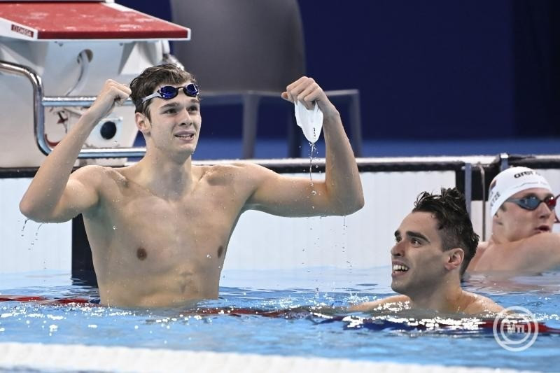 Az aranyérmes Kós Hubert (b), mellette az ezüstérmes görög Aposztolosz Hrisztu a férfi 200 méteres hátúszás döntője után a 2024-es párizsi nyári olimpián a Párizs melletti Nanterre-ben lévő Paris La Défense Arénában 2024. augusztus 1-jén. MTI/Kovács Tamás