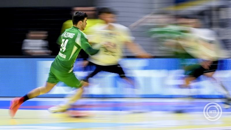 Fazekas Gergő (b) kapura dob a férfi kézilabda Európa-bajnoki selejtezőjében játszott Szlovákia - Magyarország mérkőzésen a szlovákiai Galgócon (Hlohovec) 2025. május 7-én. MTI/Illyés Tibor