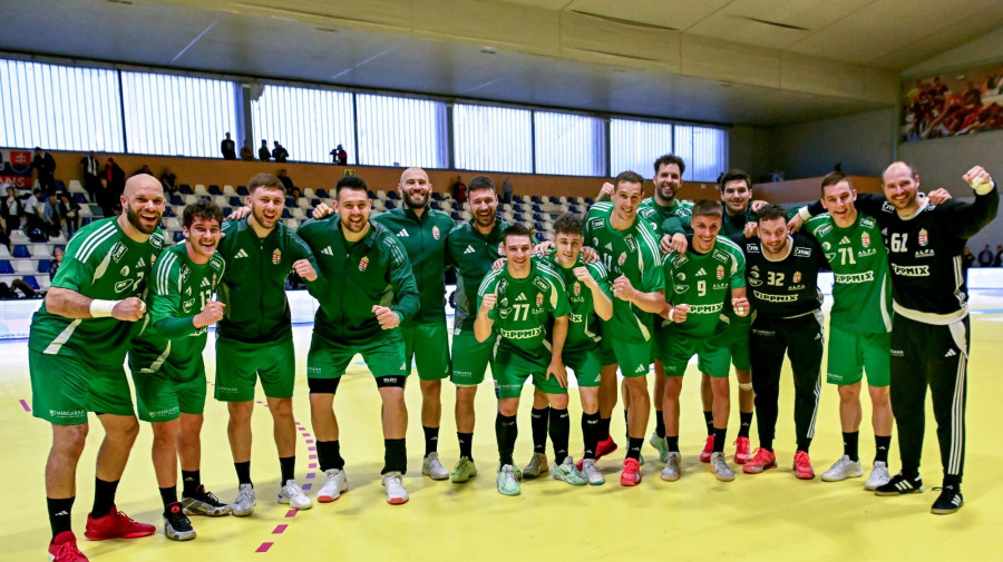 A magyar válogatott tagjai ünneplik győzelmüket a férfi kézilabda Európa-bajnoki selejtezőjében játszott Szlovákia - Magyarország mérkőzés után a szlovákiai Galgócon (Hlohovec) 2025. május 7-én. A csapat 39-24-re nyert, így kijutott a jövő januári Európa-bajnokságra. MTI/Illyés Tibor