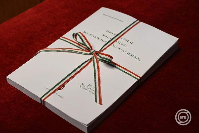 A kormány 2026. évi költségvetési törvényjavaslata, mielőtt Nagy Márton nemzetgazdasági miniszter átadta Kövér Lászlónak, az Országgyűlés elnökének az Országház Gobelin termében. MTI/Lakatos Péter