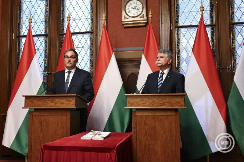 Nagy Márton nemzetgazdasági miniszter (b) beszél, mielőtt átadja a kormány 2026. évi költségvetési törvényjavaslatát Kövér Lászlónak, az Országgyűlés elnökének (j) az Országház Gobelin termében 2025. május 6-án. MTI/Lakatos Péter